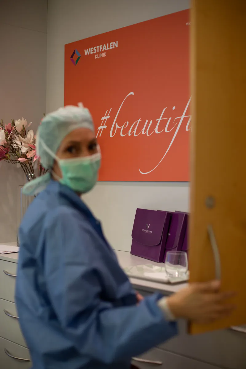Pflegekraft in OP-Kleidung am Empfang der Westfalenklinik in Dortmund