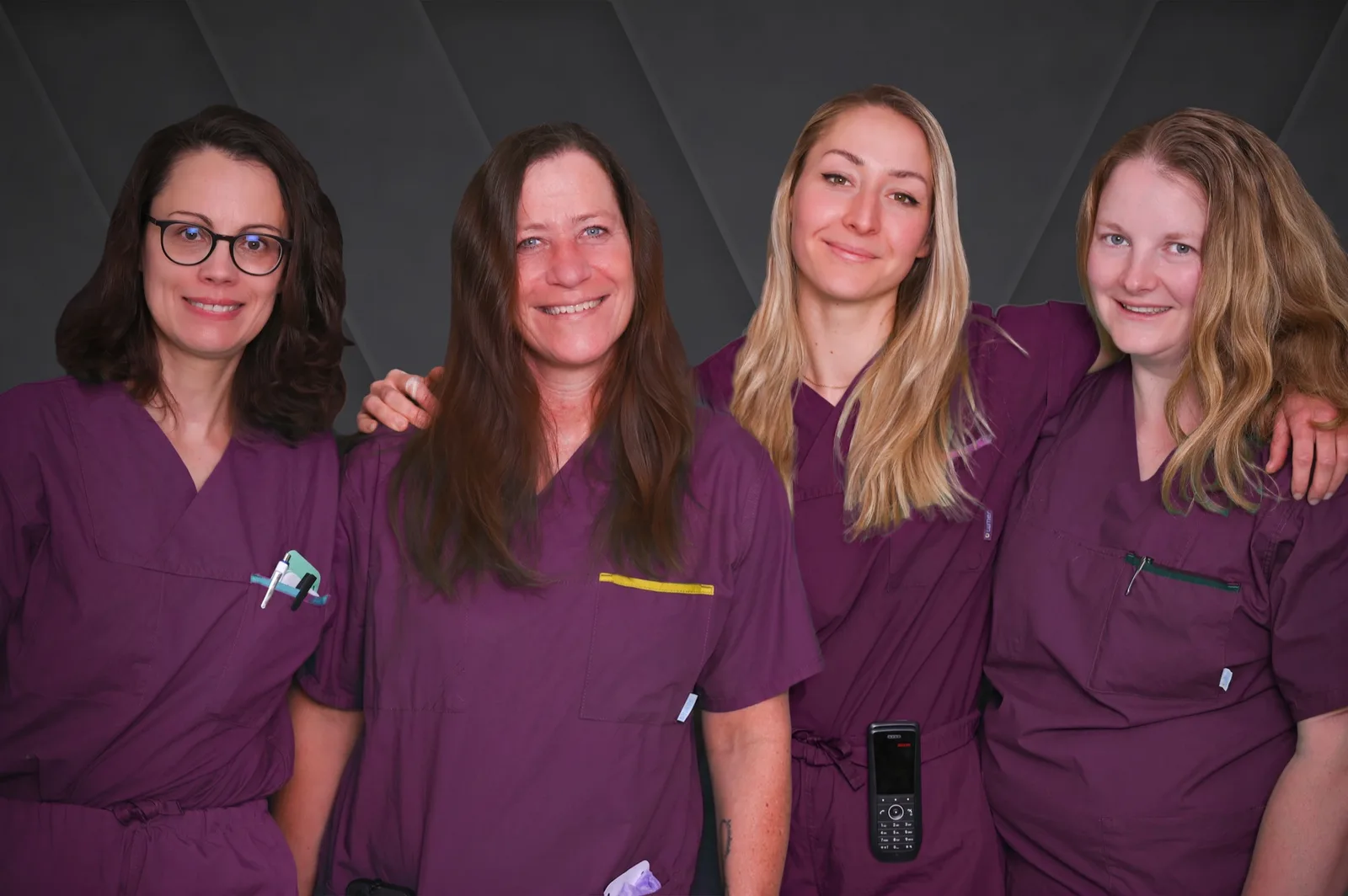 Vier Mitarbeiterinnen des Bürgerspitals Wertheim in lila Dienstkleidung