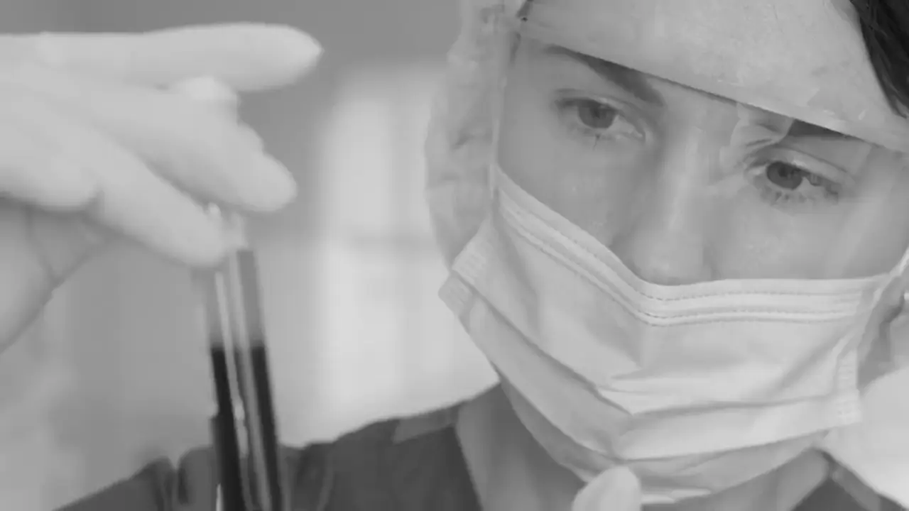 Eine Blutprobe im Röhrchen wird für das Labor vorbereitet